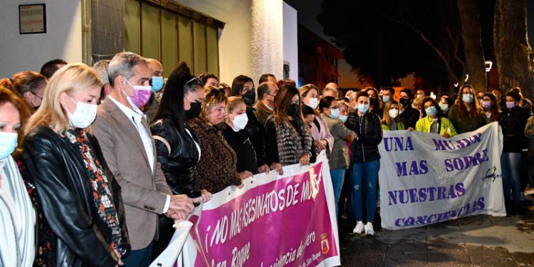 Prisión sin fianza para el acusado de matar a su expareja en San Roque 1 concentracion repulsa asesinato machista san roque