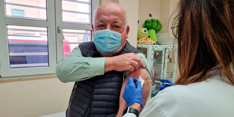 Andalucía se acerca al riesgo medio de alerta sanitaria por Covid-19 1 el consejero de salud jesus aguirre recibe la tercera dosis de la vacuna contra la covid-19