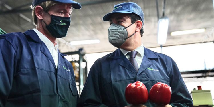 juanma moreno bonilla visita agricultura campo andaluz