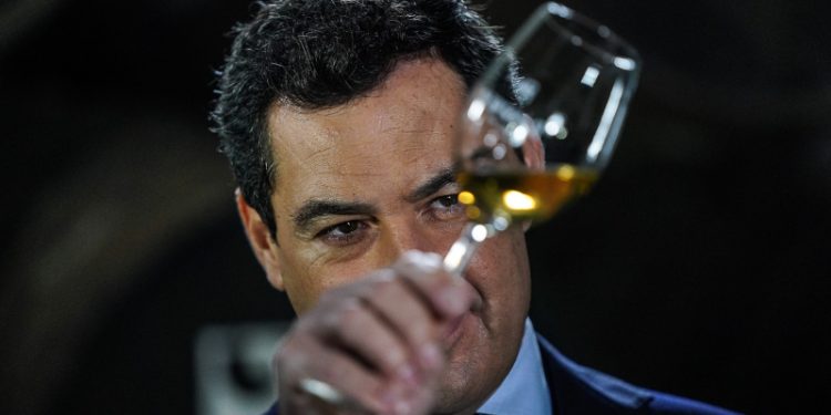 Juanma Moreno dará su discurso desde un bar