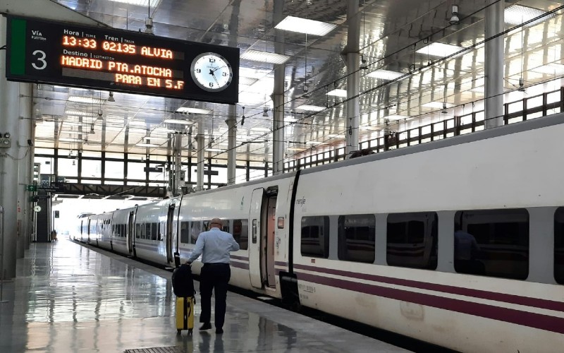 Renfe refuerza los AVE por el puente