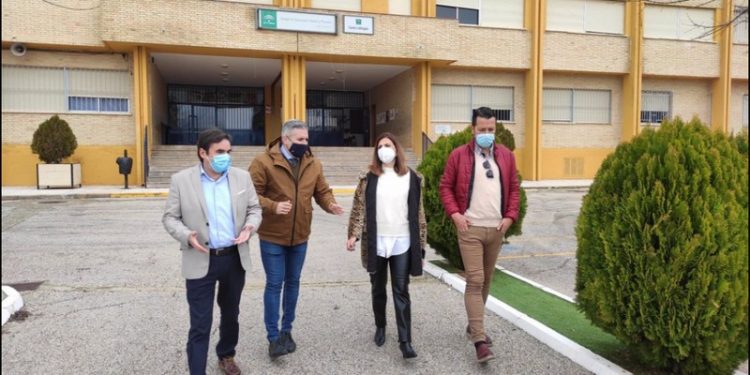 700.000 euros de la Junta para centros educativos de Porcuna 1 visita delegado educacion colegio porcuna
