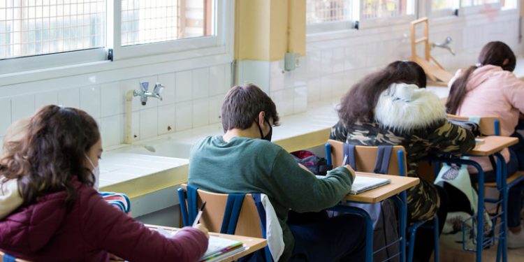 CSIF reclama a la Junta que amplíe los purificadores del aire en las aulas, facilite mascarillas FFP2 al profesorado y realice test 1 Aula de un centro educativo en Andalucía