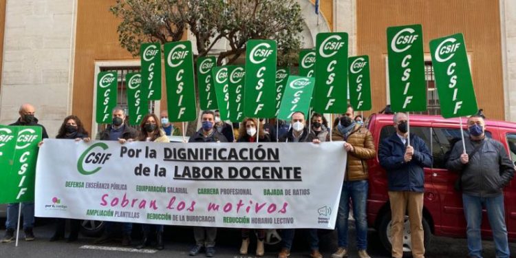 Grito unánime de CSIF Andalucía para dignificar la Educación Pública 1 concentracion csif educacion jaen