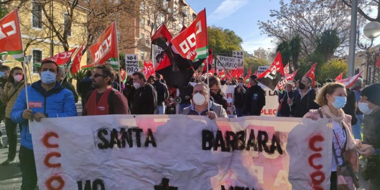 La plantilla de Santa Bárbara en Sevilla mantiene su desconfianza ante el posible desmantelamiento de la factoría sevillana 1 protestas trabajadores factoria santa barbara alcala guadaira sevilla