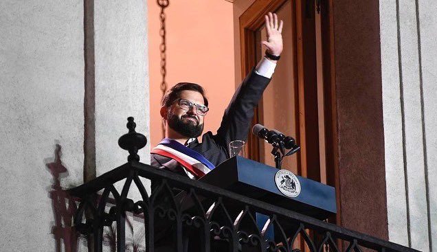 Boric, la esperanza de progreso para un millar de andaluces en Chile 1 Boric saluda desde el balcón de la Casa de la Moneda