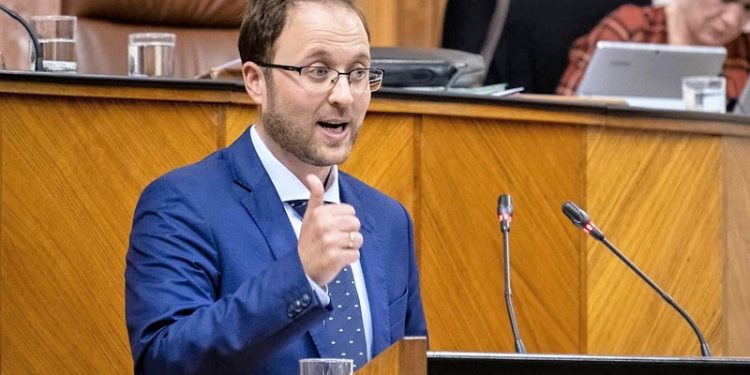 El PP se revuelve para intentar frenar la moción de censura del PSOE en Linares 1 erik dominguez partido popular jaen