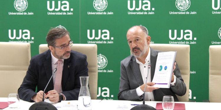 La tasa de inserción laboral de los titulados de la UJA se sitúa por encima de la media de las universidades andaluzas 1 La tasa de inserción laboral de los titulados de la UJA se sitúa por encima de la media de las universidades andaluzas