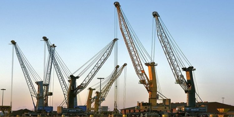 Las exportaciones de la provincia de Huelva crecen un 17,8 por ciento y se colocan en segundo lugar de Andalucía 1 Grúas Puerto Huelva