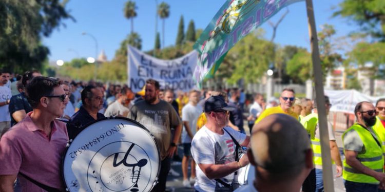 Un millar de personas participa en la protesta del taxi contra la Junta: "Nos han engañado" 1 Un millar de personas participa en la protesta del taxi contra la Junta: «Nos han engañado»