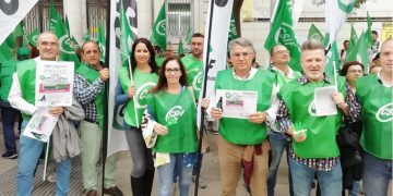 Profesores de toda España protestan ante el Ministerio de Educación para denunciar su situación laboral