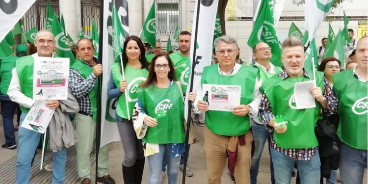 Profesores de toda España protestan ante el Ministerio de Educación para denunciar su situación laboral 1 Profesores de toda España protestan ante el Ministerio de Educación para denunciar su situación laboral