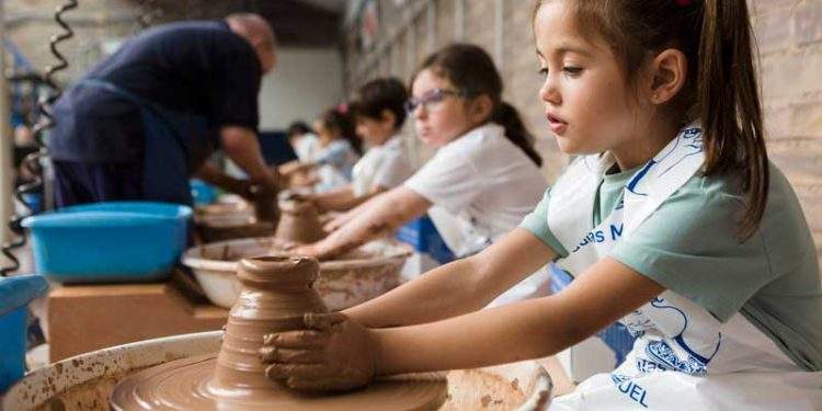 Más de 6.000 menores de Zaragoza conocen de cerca el arte de la alfarería 1 escolares zaragoza alfareria