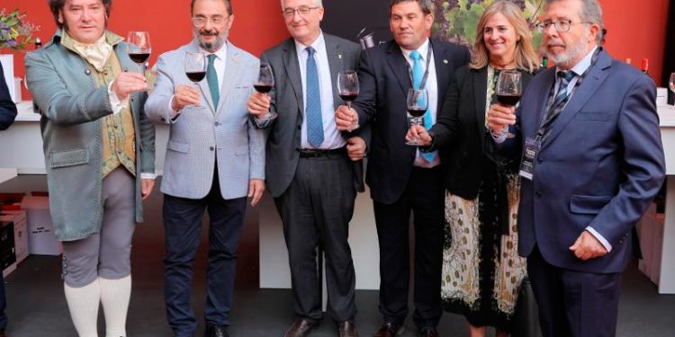 Lambán apoya el proyecto pionero de la DOP Campo de Borja para conservar viñas históricas 1 denominacion origen campo de borja javier lamban