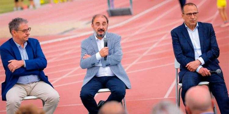 Lambán: "Es una anomalía institucional que un ministro encabece la oposición a un presidente autonómico" 1 javier lamban psoe aragon plan deporte