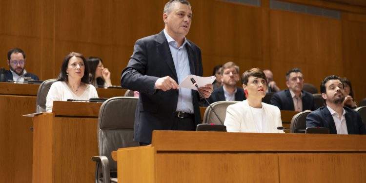 El portavoz socialista cuestiona el refuerzo del consejero de Sanidad tras la huelga histórica en Atención Primaria