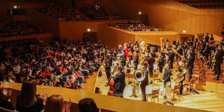 Más de 1.400 alumnos y docentes disfrutan de un concierto pedagógico en inglés inspirado en los reyes de Inglaterra 1 Más de 1.400 alumnos y docentes disfrutan de un concierto pedagógico en inglés inspirado en los reyes de Inglaterra