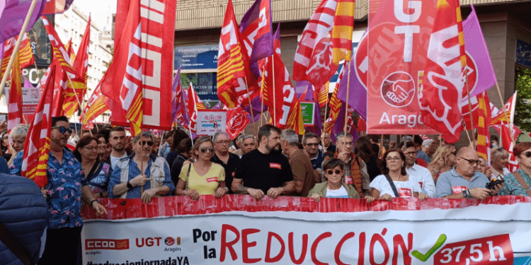 Los sindicatos se movilizan en Zaragoza por la reducción de la jornada laboral 1 Los sindicatos se movilizan en Zaragoza por la reducción de la jornada laboral