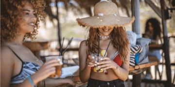 Bajo la sombrilla: Cómo las amistades en la vida adulta moldean nuestra identidad