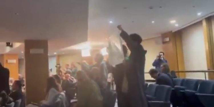 Estudiantes interrumpen el acto de Isabel Díaz Ayuso para protestar contra la privatización de la universidad pública 1 Estudiantes interrumpen el acto de Isabel Díaz Ayuso para protestar contra la privatización de la universidad pública