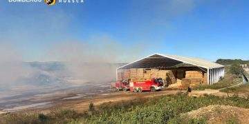 10.000 pacas de paja provocan una noche de infarto en Almuniente, Huesca