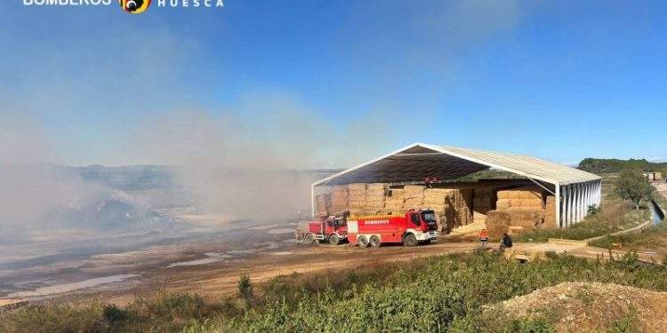 10.000 pacas de paja provocan una noche de infarto en Almuniente, Huesca 1 10.000 pacas de paja provocan una noche de infarto en Almuniente, Huesca