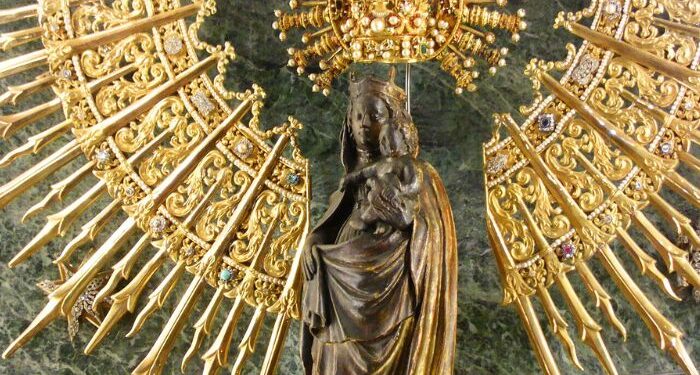 Jóvenes se reúnen en la plaza del Pilar para conmemorar el Jubileo del mundo educativo 1 Jovenes se reunen en la plaza del Pilar para conmemorar el Jubileo del mundo edu