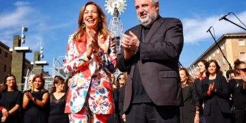 La Virgen del Pilar ya luce sobre todos para recibir un manto de flores