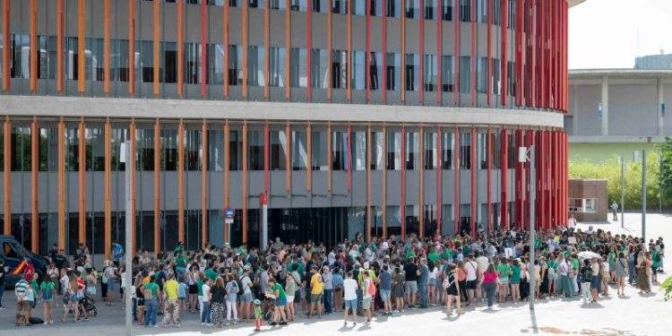 El PSOE exige una aclaración sobre el recorte de 500 profesores en Aragón 1 El PSOE exige una aclaración sobre el recorte de 500 profesores en Aragón