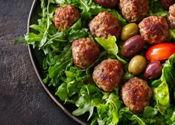 Recetas curiosas: ensalada de albóndigas y tarta de croquetas que debes probar 2 Recetas curiosas ensalada de albondigas y tarta de croquetas que debes probar