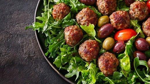 Recetas curiosas ensalada de albondigas y tarta de croquetas que debes probar