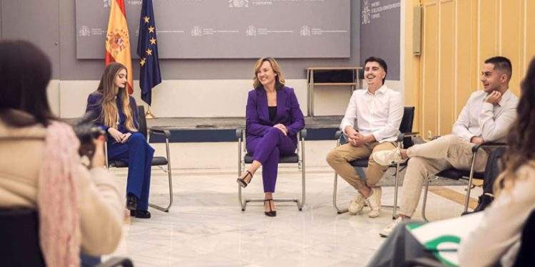 Pilar Alegría apunta que la juventud es "un ejemplo" tras su implicación en la ayuda en los municipios afectados por la DANA 1 Pilar Alegría apunta que la juventud es «un ejemplo» tras su implicación en la ayuda en los municipios afectados por la DANA