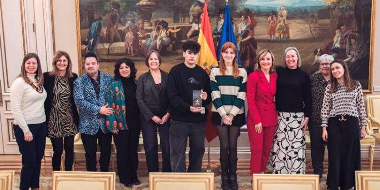 Alegría recibe a los premiados por la Fundación Víctimas del Terrorismo del IES Miguel de Molinos de Zaragoza 1 Alegría recibe a los premiados por la Fundación Víctimas del Terrorismo del IES Miguel de Molinos de Zaragoza