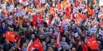 Multitudinario apoyo a Pedro Sánchez en Ferraz