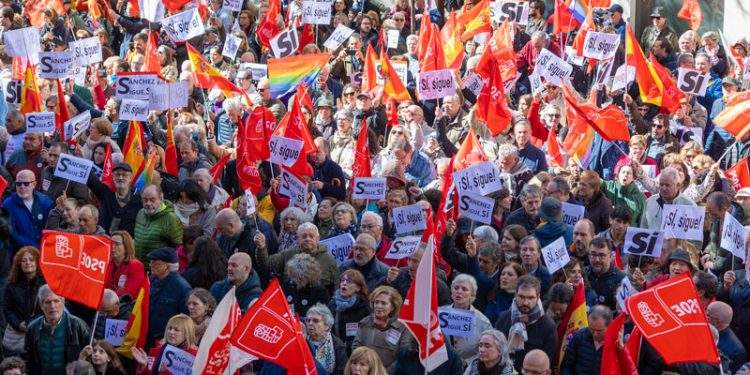 Multitudinario apoyo a Pedro Sánchez en Ferraz