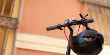 El casco para el patinete eléctrico, obligatorio para el 90 % de zaragozanos