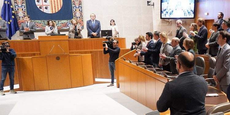 Luz verde a la propuesta del PAR para agilizar la homologación de los títulos universitarios a los sanitarios de otros países 1 Luz verde a la propuesta del PAR para agilizar la homologación de los títulos universitarios a los sanitarios de otros países