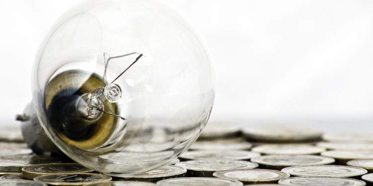 El precio de la luz alcanza su nivel más bajo desde junio de 2024 y se mantiene en valores negativos durante gran parte del día 1 El precio de la luz alcanza su nivel más bajo desde junio de 2024 y se mantiene en valores negativos durante gran parte del día