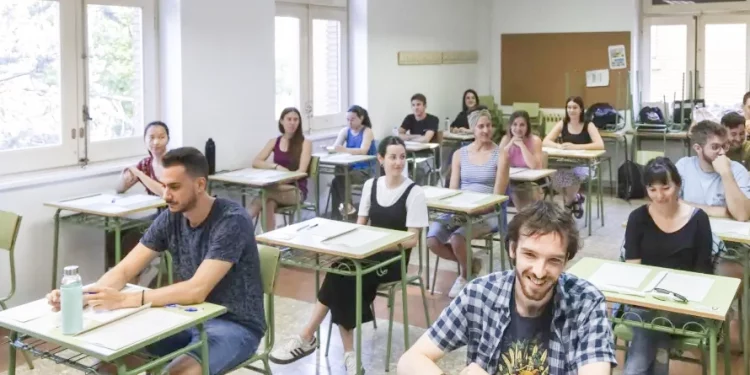 Exigen reformar las oposiciones al profesorado por ser "injusto y subjetivo" 1 Unos 8.500 aspirantes se examinan este sábado en las oposiciones a Maestros y Secundaria en Aragón