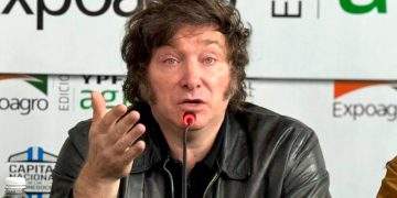 El jefe de gabinete de Milei presenta su dimisión