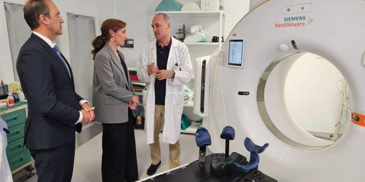 La ministra de Sanidad visita los equipos de alta tecnología del Hospital Miguel Servet de Zaragoza 1 La ministra de Sanidad visita los equipos de alta tecnología del Hospital Miguel Servet de Zaragoza