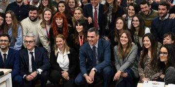 Sánchez subraya el papel «clave» del sector farmacéutico en su visita a Novartis