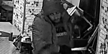 La Policía Nacional pide colaboración para localizar a los dos hombres que propinaron una paliza a una joven en Zaragoza