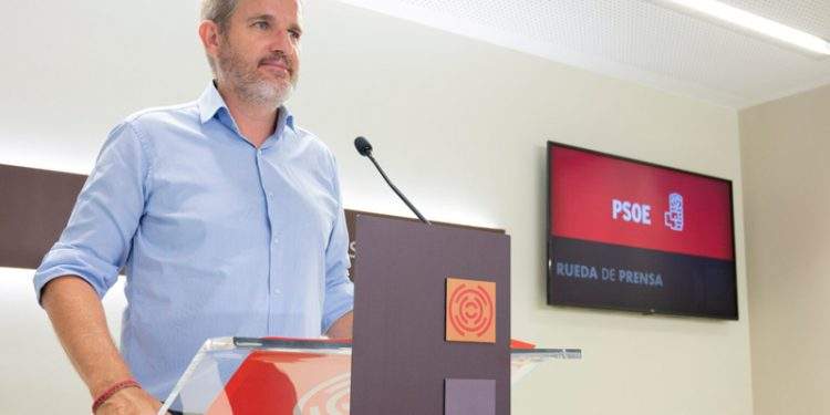 Urquizu pide al Gobierno de Aragón que alivie el inicio escolar con un aumento de las becas y la extensión de los bancos de libros