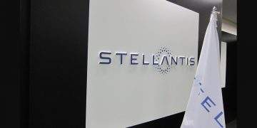Cartel Logo Stellantis Automóviles Eléctricos
