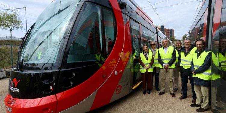 Comienza la "marcha en blanco" de las dos nuevas unidades del tranvía en Zaragoza 1 Comienza la «marcha en blanco» de las dos nuevas unidades del tranvía en Zaragoza